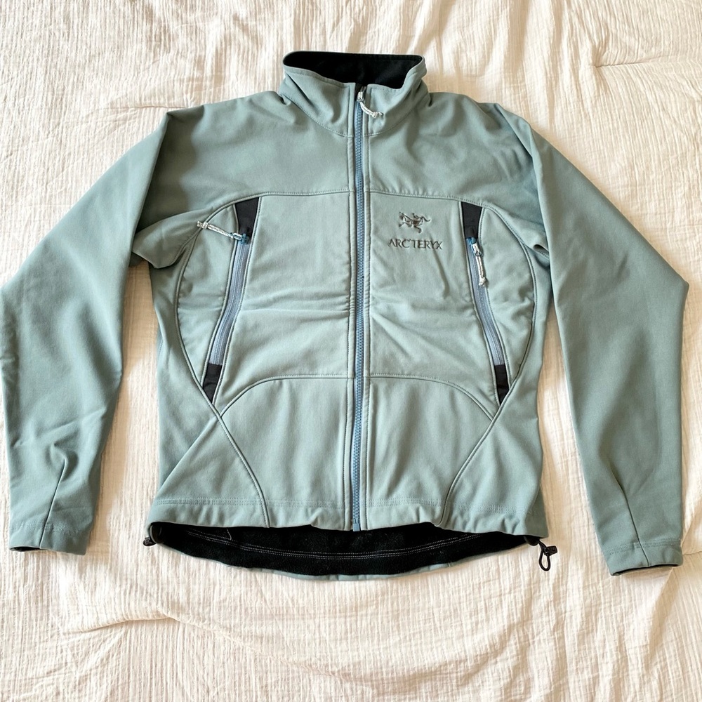 Arc’teryx women’s small light blue jacket